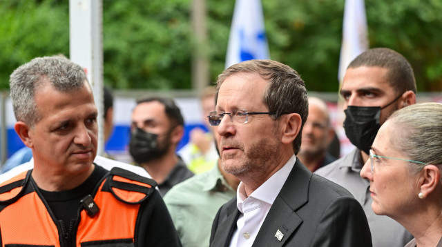 יצחק הרצוג בזירת הנפילה ברמת גן (צילום: קובי גדעון לע"מ)