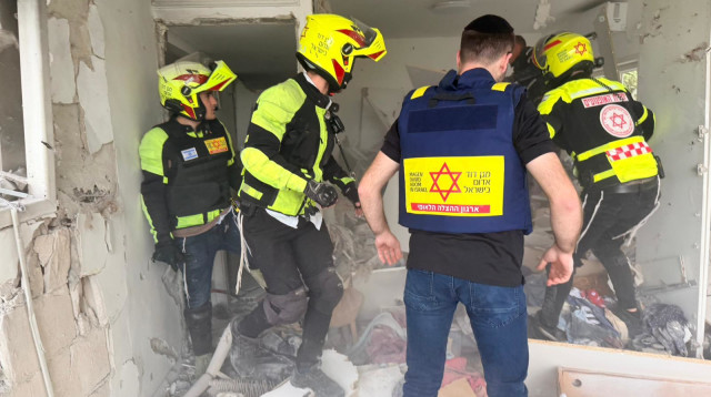 צוותי מד"א בזירת נפילה במרכז הארץ (צילום: תיעוד מבצעי מד"א)