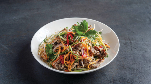 קינג קונג סלט ביף קראנץ (צילום: גיא אשכנזי)