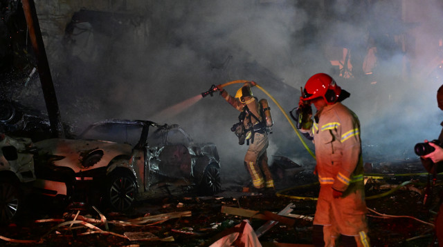 תיעוד פעילות לוחמי האש בזירת נפילה (צילום: אבשלום ששוני)