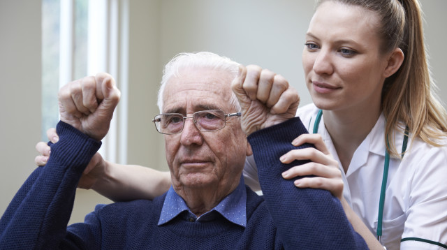 בדיקת ידיים לזיהוי שבץ, אילוסטרציה (צילום: אינגאימג)
