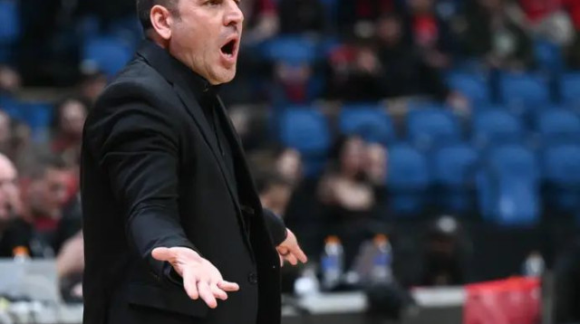 מחצית ראשונה שיעדיף לשכוח. אלון (צילום: ברני ארדוב)