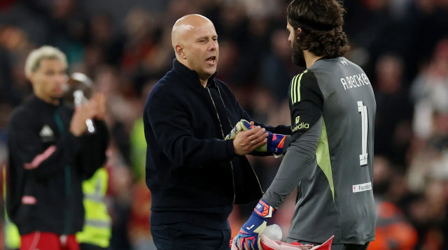 מאמן ליברפול ארנה סלוט עם השוער אליסון (צילום: רויטרס)