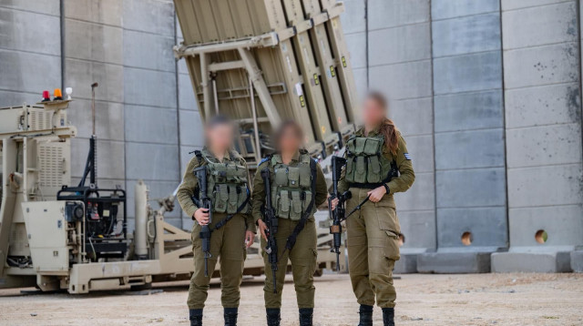 לוחמות הגנה אוויר בסוללת כיפת ברזל (צילום: דובר צה"ל)