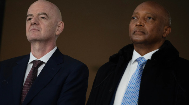 פטריס מוטספה, נשיא ההתאחדות האפריקאית, לצד נשיא פיפ"א ג'יאני אינפנטינו (צילום: GettyImages)