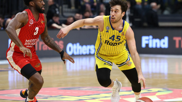 שחקן מכבי תל אביב, תמיר בלאט, מול שחקן הפועל ירושלים, קאדין קרינגטון (צילום: דני מרון)