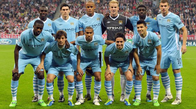 שחקני מנצ'סטר סיטי עונת 20111/12 (צילום: CHRISTOF STACHE)