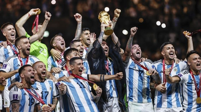 שחקני נבחרת ארגנטינה חוגגים את הזכייה במונדיאל 2022 (צילום: ANP)
