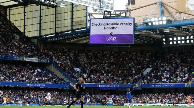 עוד עצירה ממושכת. ההודעה על בדיקת הפנדל לזכות צ'לסי (צילום: רויטרס)