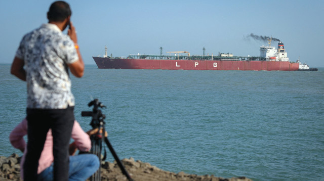 מכלית נפט במיצרי הורמוז, מרץ 2026 (צילום: רויטרס)