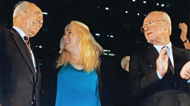 יצחק רבין, מירי אלוני ושמעון פרס בעצרת השלום,  נובמבר 1995 (צילום: נועם וינד)