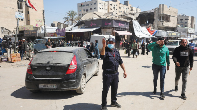 שוטר של חמאס ברחוב בעזה, ינואר 2026 (צילום: רויטרס)