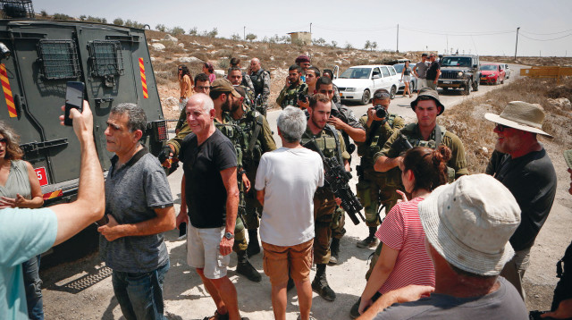 פעילי "שוברים שתיקה" וחיילי צה"ל (צילום: ויסאם השלמון, פלאש 90)