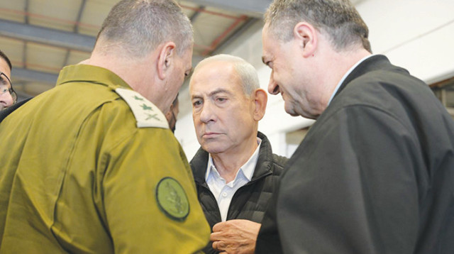 ישראל כ"ץ, בנימין נתניהו ואייל זמיר בבסיס פלמחים, מרץ 2026 (צילום: מעיין טואף, לע"מ)