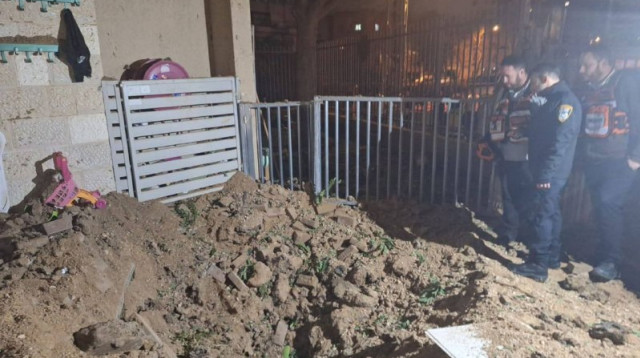 זירת הנפילה בגן בקריית אתא (צילום: שימוש לפי סעיף 27א')