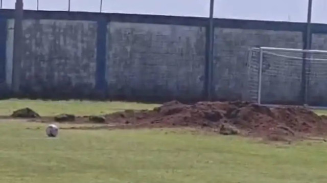 בעקבות ירי מאיראן: נזק למגרש כדורגל בשעריים (צילום: תיעוד ברשתות חברתיות לפי סעיף 27 א' לחוק זכויות יו)