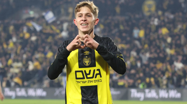 עדי יונה שחקן בית"ר ירושלים חוגג שער (צילום: דני מרון)