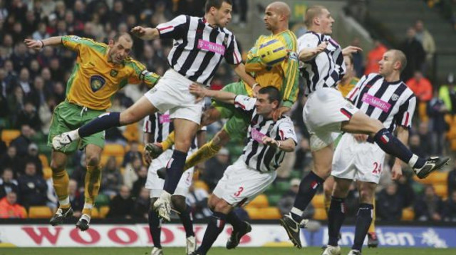 ניל קלמנט עולה לכדור קרן (צילום: Gettyimages)