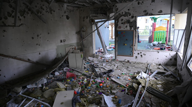 נזק בגן ילדים בראשון לציון בעקבות ירי טילים מאיראן (צילום: אבשלום ששוני)