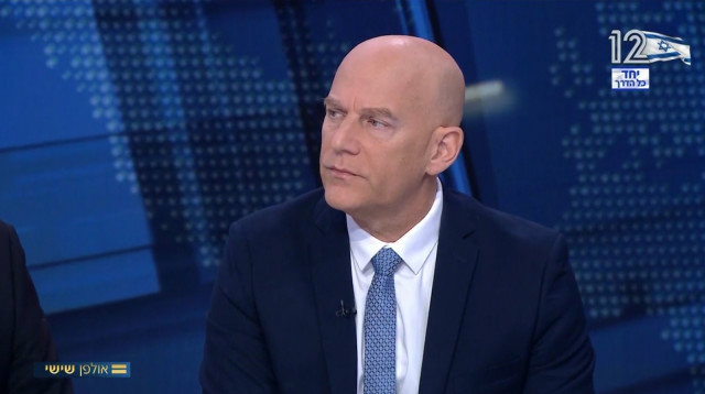 גיא פלג באולפן שישי (צילום: צילום מסך חדשות 12)