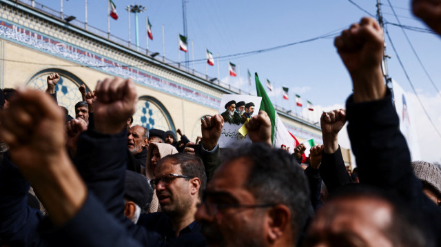איראנים בהלווייתו של דובר משמרות המהפכה עלי מוחמד נאיני (צילום: רויטרס)