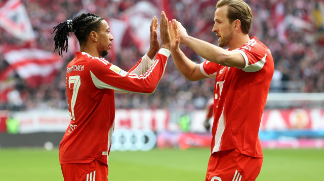 הארי קיין ומייקל אוליסה שחקני באיירן מינכן חוגגים (צילום: GettyImages)