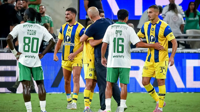 סייד אבו פרחי שחקן מכבי תל אביב עם קני סייף שחקן מכבי חיפה (צילום: אריאל שלום)