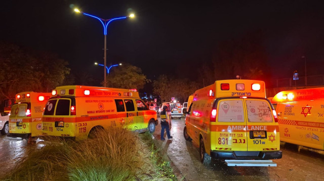 מד"א בזירת הנפילה בערד (צילום: תיעוד מבצעי מד"א)