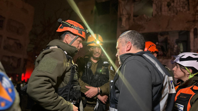 אלוף פיקוד העורף בזירת הנפילה בערד (צילום: דובר צה"ל)