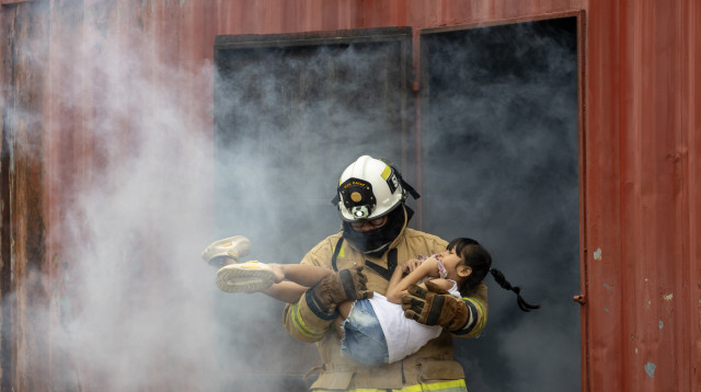 חילוץ מבניין בוער, אילוסטרציה (צילום: שאטרסטוק)
