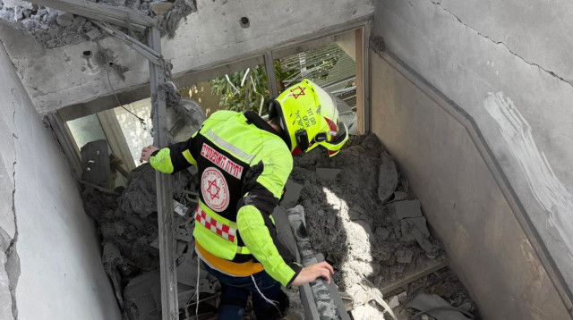 כוחות פועלים בזירת הנפילה בתל אביב (צילום: תיעוד מבצעי מד"א)