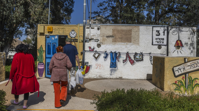 אזרחים בדרכם למקלט (צילום: חיים גולדברג, פלאש 90)