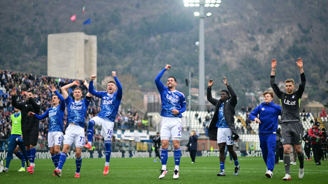 שחקני קומו מודים לקהל אחרי עוד ניצחון (צילום: רויטרס)