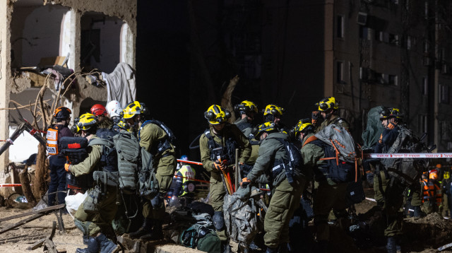 זירת נפילת הטיל האיראני בערד (צילום: חיים גולדברג פלאש 90)