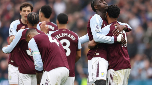 שחקני אסטון וילה חוגגים (צילום: רויטרס)