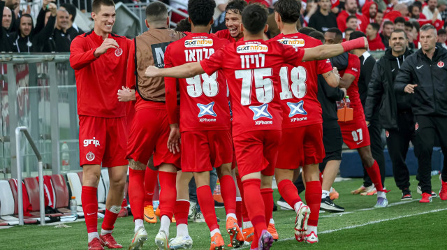 שחקני הפועל תל אביב חוגגים (צילום: לילך וייס רוזנברג)
