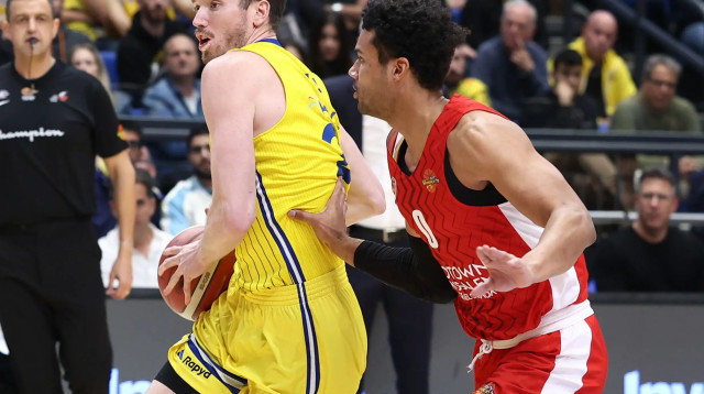 שחקן מכבי תל אביב, טי ג'יי ליף, מול שחקן הפועל ירושלים, ג'סטין סמית (צילום: דני מרון)