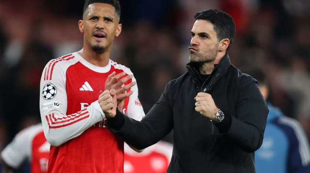 מאמן ארסנל, מיקל ארטטה, עם שחקן הקבוצה, וויליאם סאליבה (צילום: GettyImages, Izzy Poles - AMA)