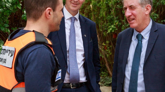נציגי האיחוד האירופי בזירת פגיעת הטיל ברמת גן (צילום: נמרוד ארונוב)