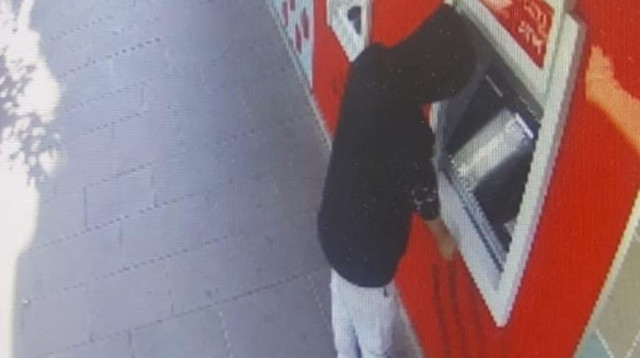 החשוד בגניבת כרטיסי אשראי (צילום: מצלמות אבטחה)