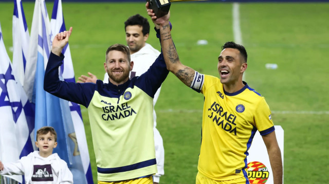 ערן זהבי ושרן ייני במדי מכבי תל אביב (צילום: דני מרון)