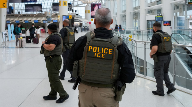 סוכני ICE בנמל התעופה JFK בניו יורק (צילום: רויטרס)