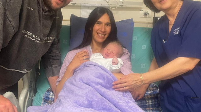 נטלי, יחד עם היולדת אור אלי מלך ובעלה בר (צילום: דוברות המרכז הרפואי שמיר)