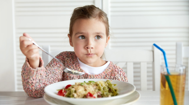 ילדה אוכלת (צילום: אינגאימג')