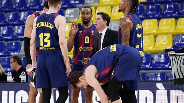 צ'אבי פסקואל ושחקני ברצלונה (צילום: GettyImages)