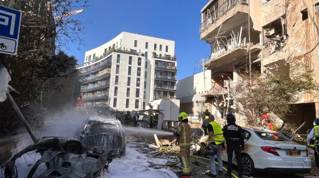 זירת ההרס בתל אביב מפגיעת הטיל מאיראן  (צילום: אבשלום ששוני)