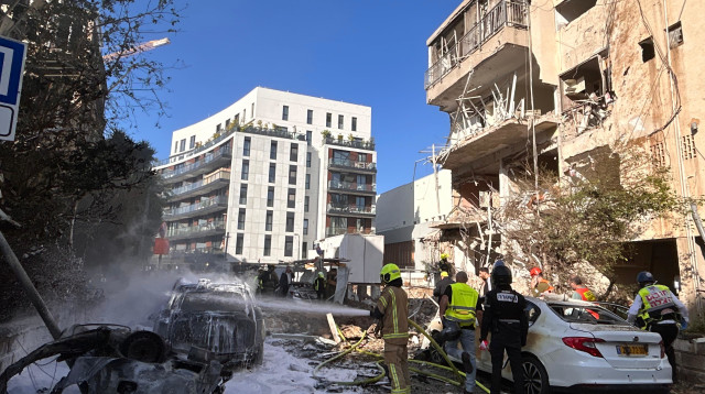 זירת ההרס בתל אביב מפגיעת הטיל מאיראן  (צילום: אבשלום ששוני)