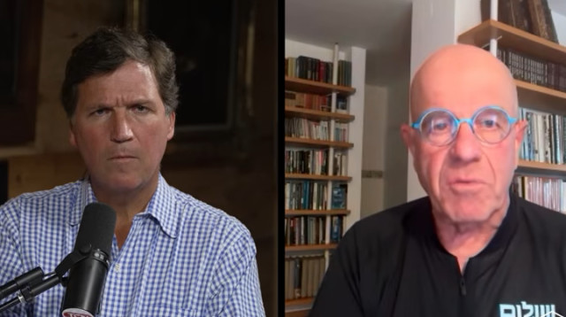 אברום בורג מתארח בפודקאסט של טאקר קרלסון (צילום: צילום מסך יוטיוב)