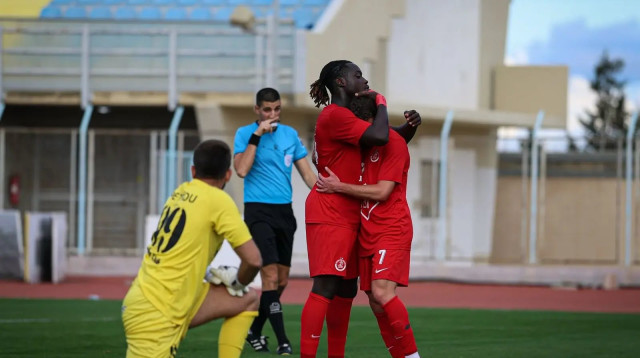 דניאל דאפה חוגג עם רוי קורין, הפועל תל אביב (צילום: אתר רשמי, הפועל תל אביב)