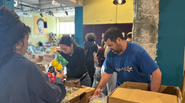 מתנדבי ישראייד אורזים אריזות חוסן בת"א (צילום: באדיבות ישראייד)